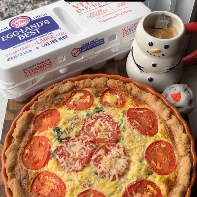 To kick off the new year I made a breakfast quiche with roasted veggies using @egglandsbest eggs. They stay fresher longer, contain 6x more vitamin D, and 25% less saturated fat compared to ordinary eggs. And not to toot my horn but this is prob one of the prettiest quiche I’ve ever made. I opted to do a caprese inspired quiche with some of my fave roasted veggies and of course mozzarella some basil and tomatoes. Link in my linktree to find egglands best near you! 
  

#ad #NewYearHealthierYouEB #EBpartner #quiche #breakfast #egglandsbest